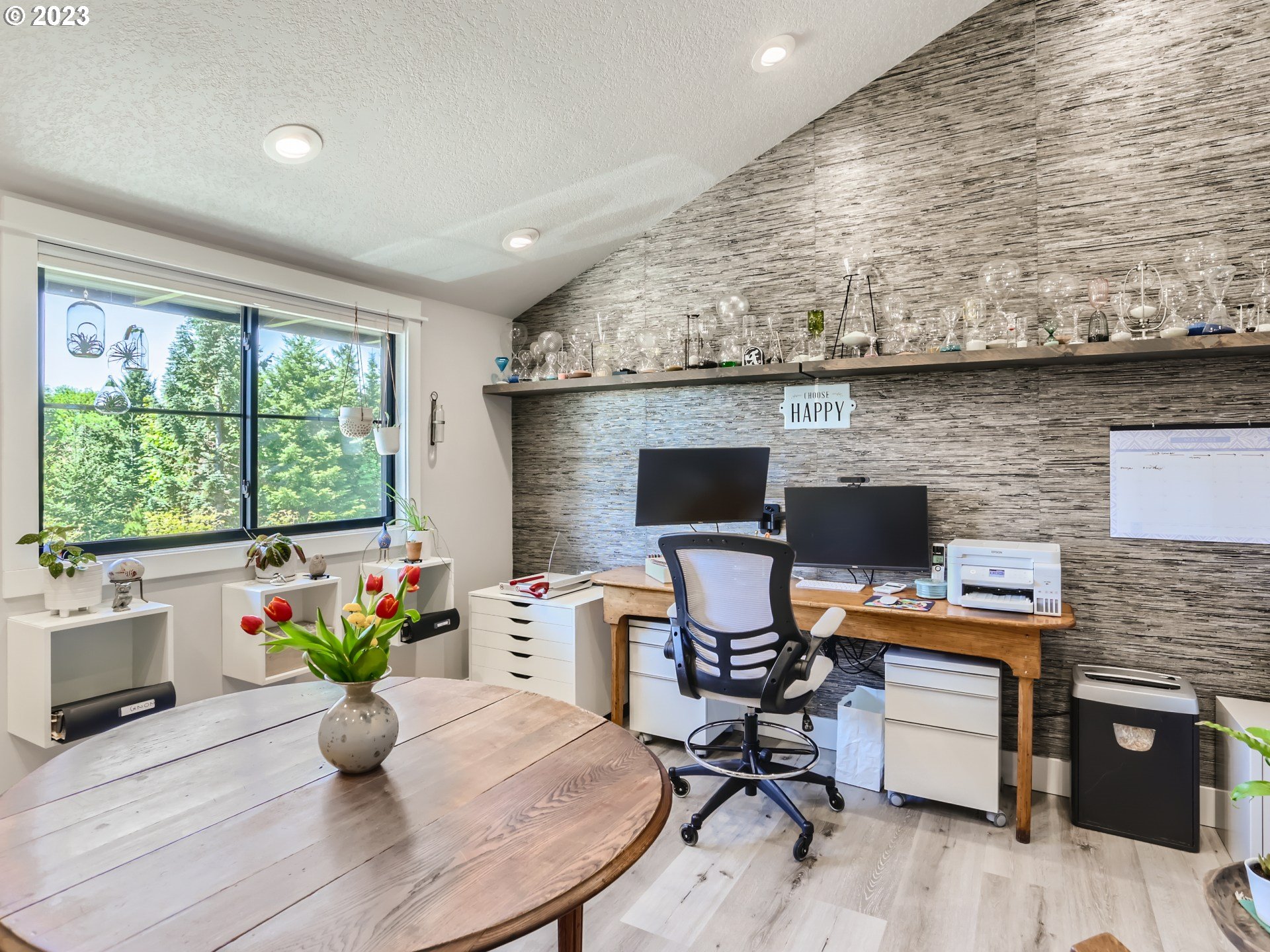 15631 Northeast Becke Road Aurora, OR 97002 - Photo 34 of 47 a workspace with furniture and a potted plant