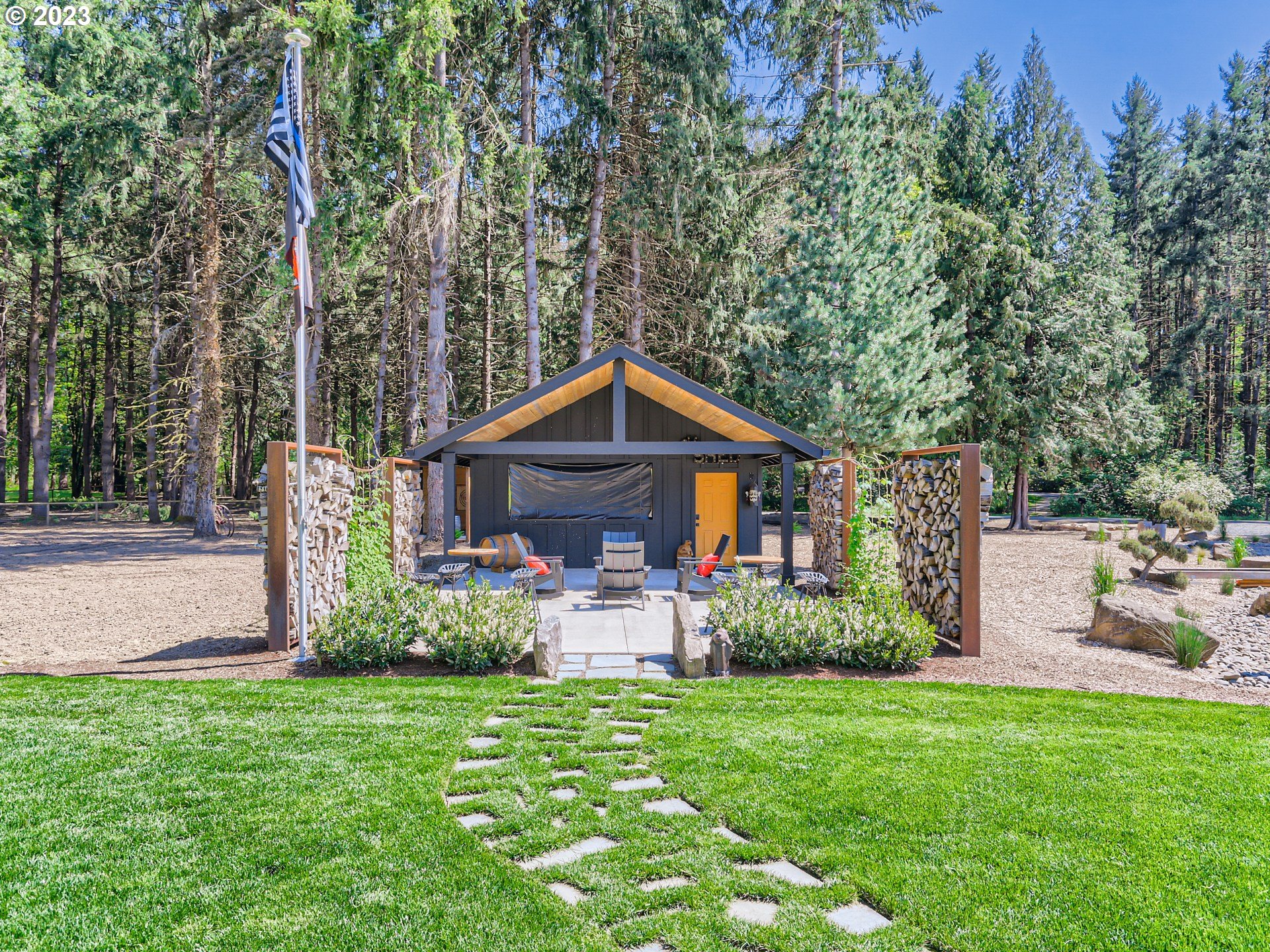 15631 Northeast Becke Road Aurora, OR 97002 - Photo 46 of 47 a front view of a house with garden