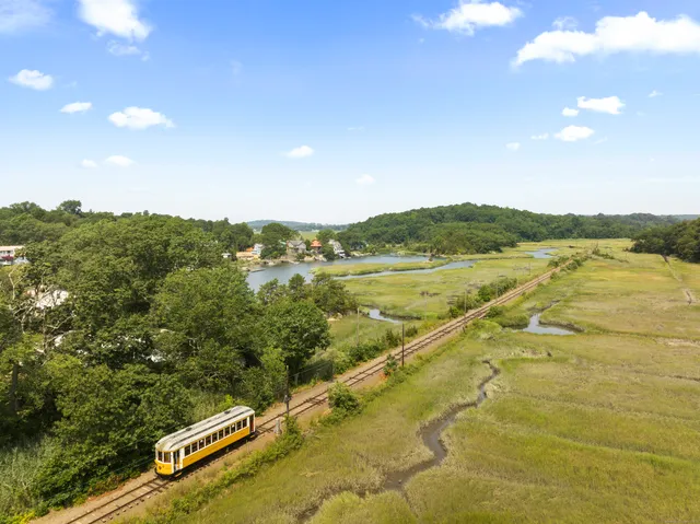 $720,000 | 18 Spice Bush Lane, Branford, CT 06405