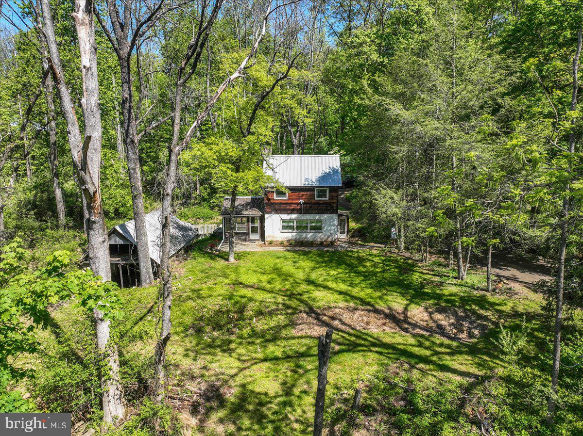 133 Woosamonsa Road Pennington, NJ 08534 - Photo 8 of 27 a backyard of a house with table and chairs
