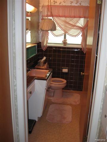 24824 Ridgecroft Avenue Eastpointe, MI 48021 - Photo 6 of 13 IMG_0569 (Small)