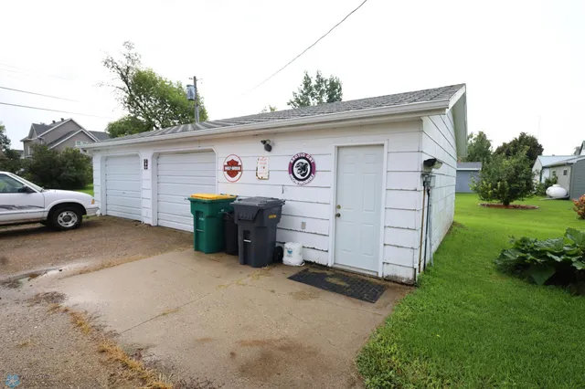 $225,000 | 120 2nd Street Northwest, Hillsboro, ND 58045