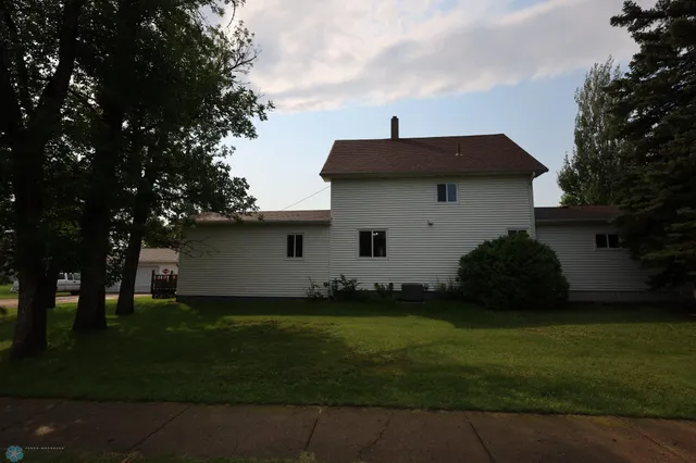 $225,000 | 120 2nd Street Northwest, Hillsboro, ND 58045