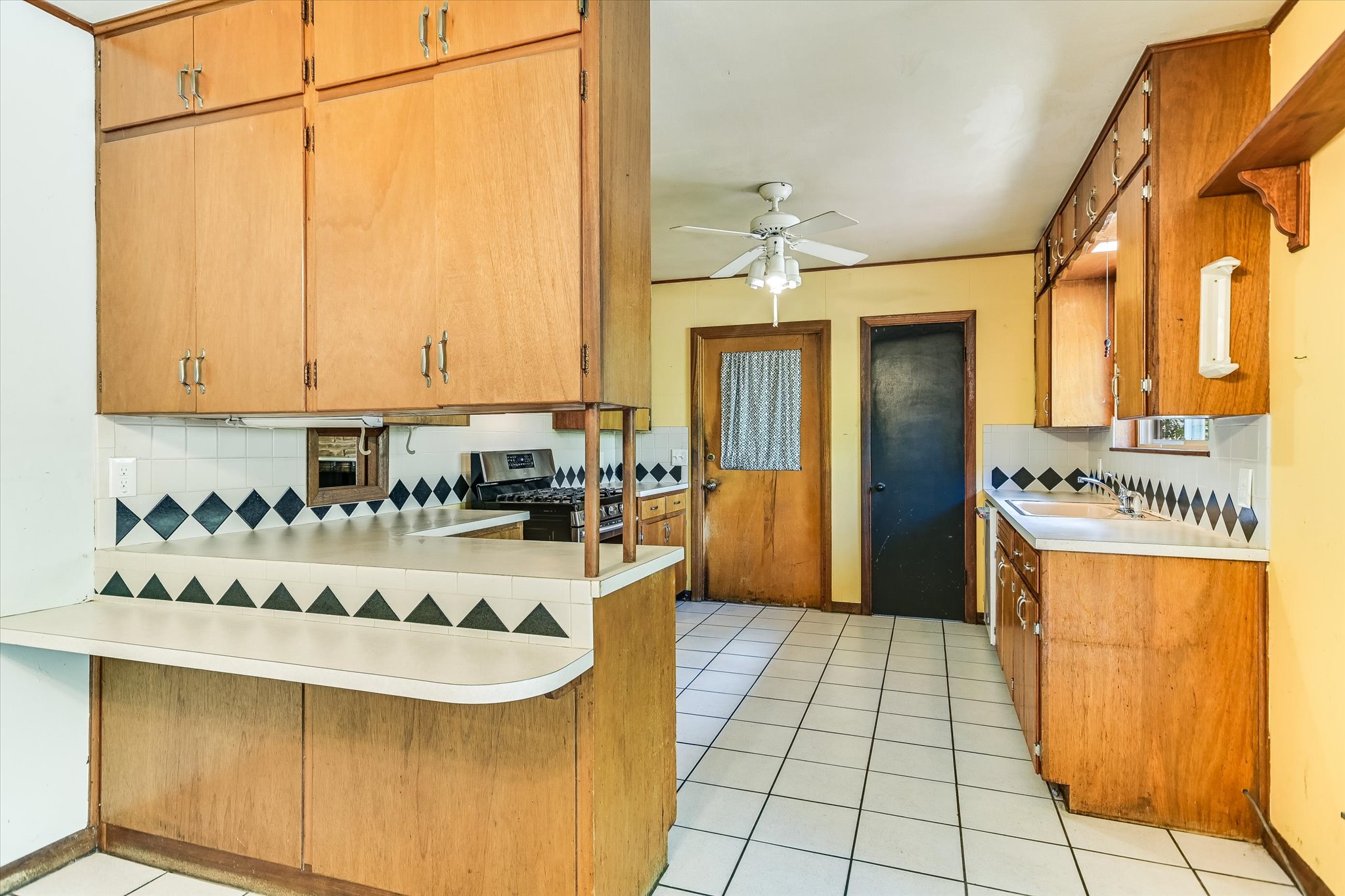 502 Sunset Circle Austin, TX 78704 - Photo 9 of 27 Wood cabinets + bfast bar