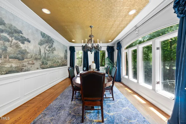 a picture of a wall with a white building in front of it