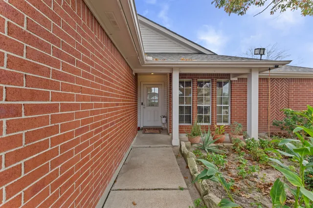 a view of a pathway with a house