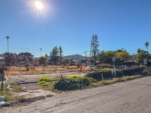 a view of a yard and front of the house