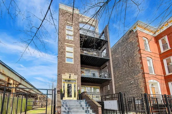 $585,000 | 308 West Evergreen Avenue, Unit 2, Chicago, IL 60610
