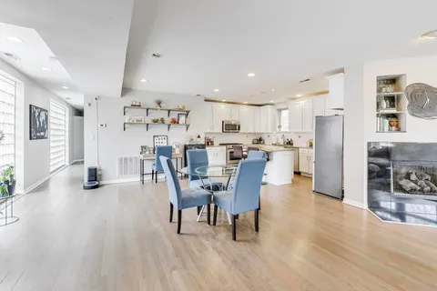 $585,000 | 308 West Evergreen Avenue, Unit 2, Chicago, IL 60610