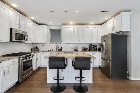 $585,000 | 308 West Evergreen Avenue, Unit 2, Chicago, IL 60610