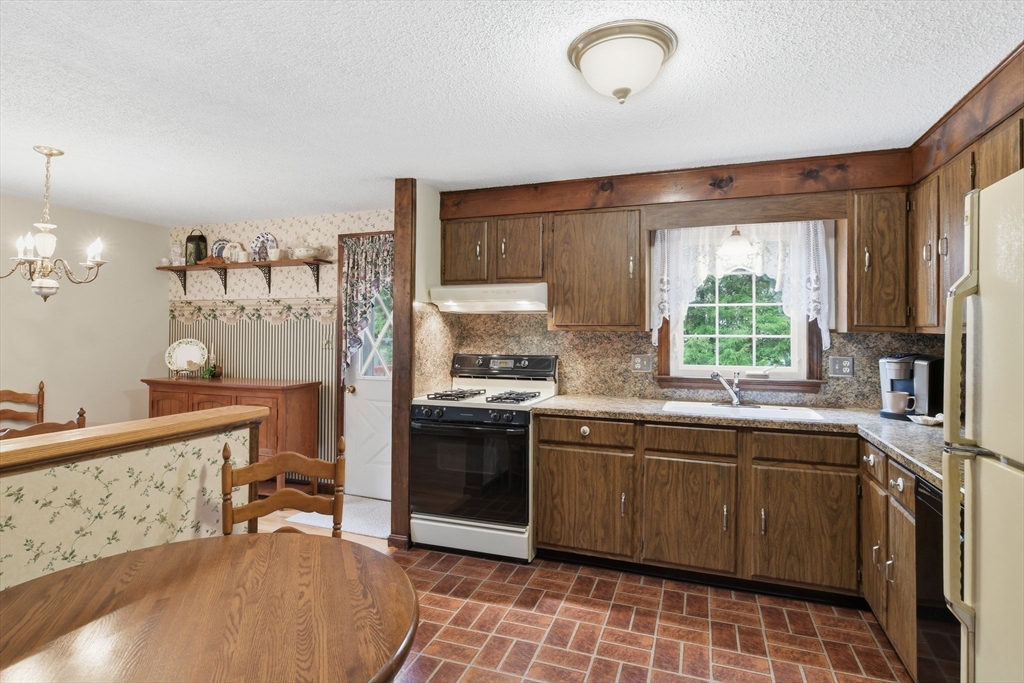 68 Deepfield Road Springfield, MA 01118 - Photo 13 of 40 Gallery Image 13