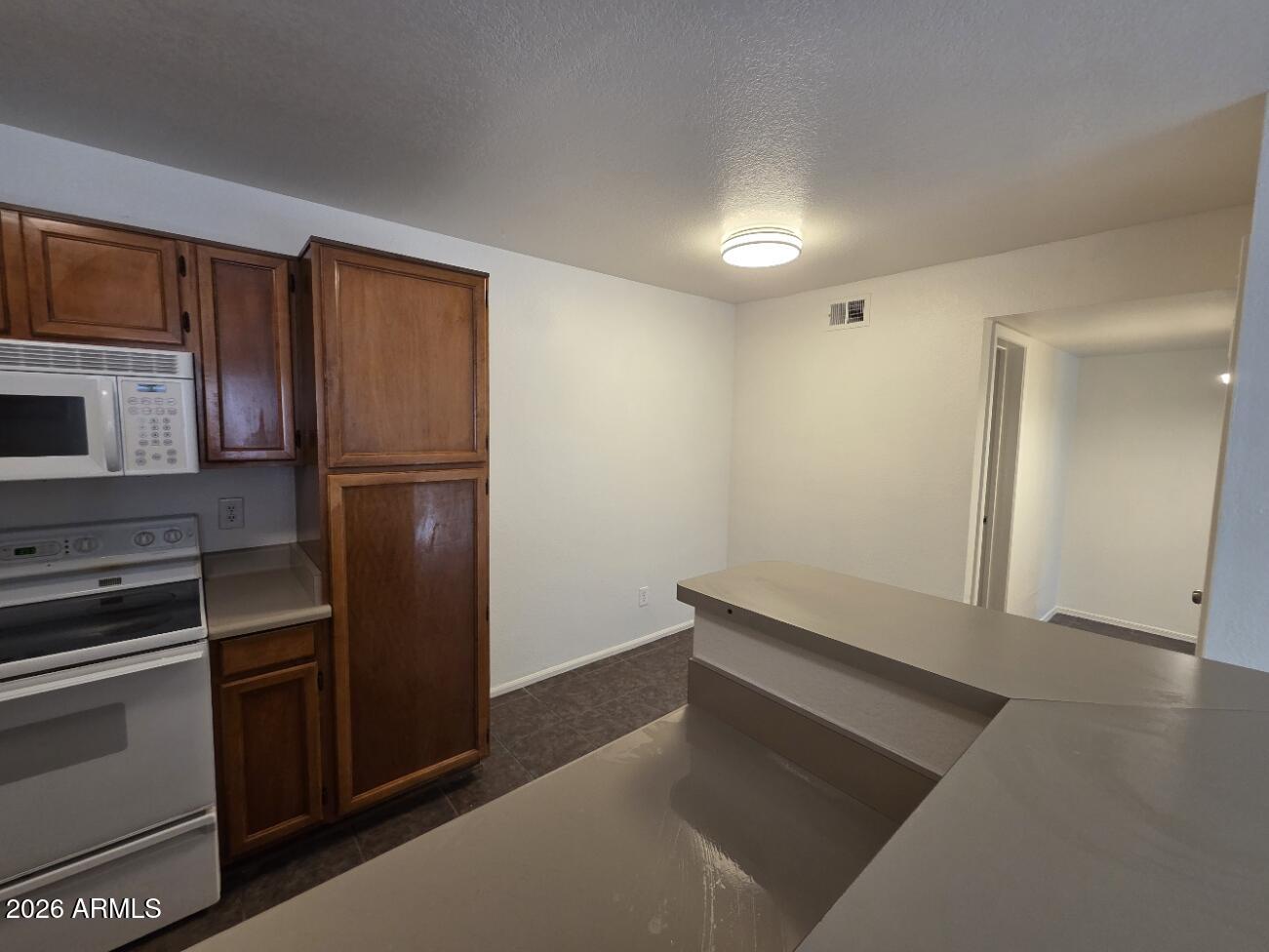 623 West Guadalupe Road, Unit 130 Mesa, AZ 85210 - Photo 4 of 29 kitchen