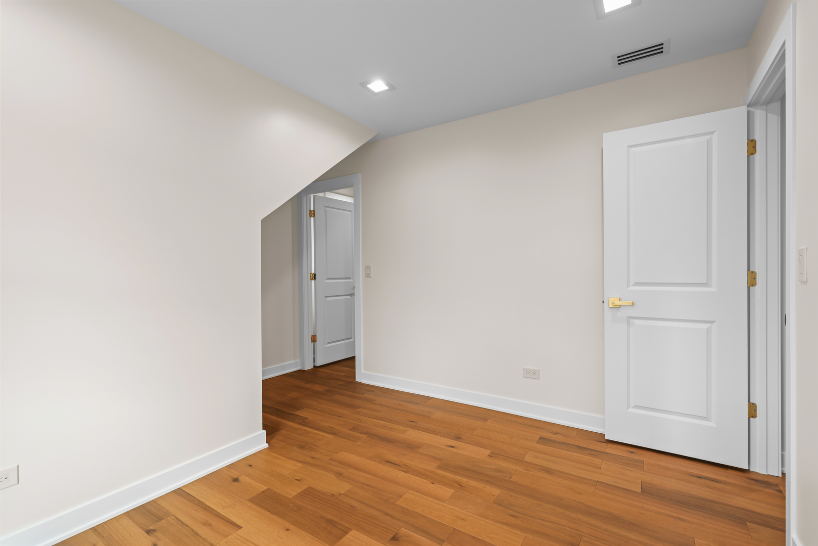 830 Deerfield Road Highland Park, IL 60035 - Photo 15 of 40 an empty room with wooden floor and closet