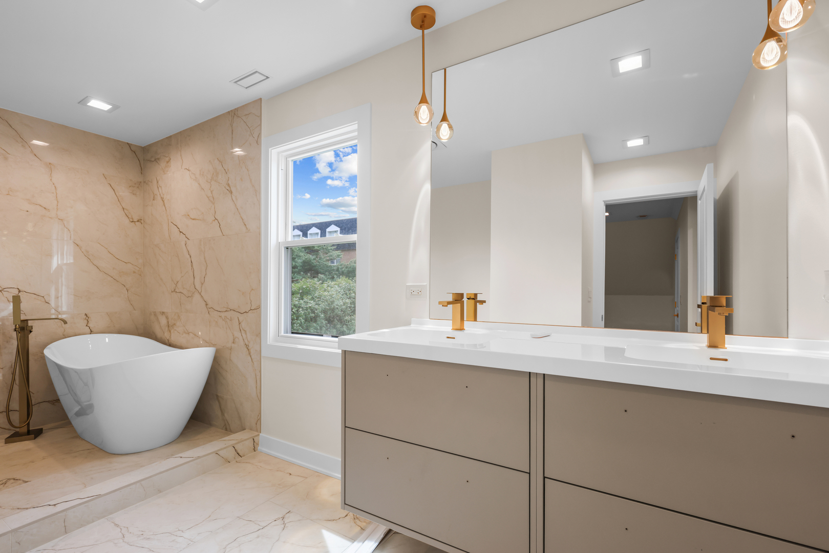 830 Deerfield Road Highland Park, IL 60035 - Photo 18 of 40 a bathroom with a bathtub sink and mirror