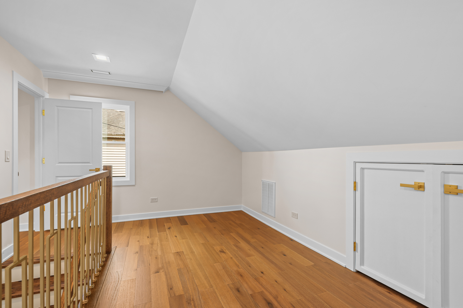 830 Deerfield Road Highland Park, IL 60035 - Photo 21 of 40 a view of a room with wooden floor