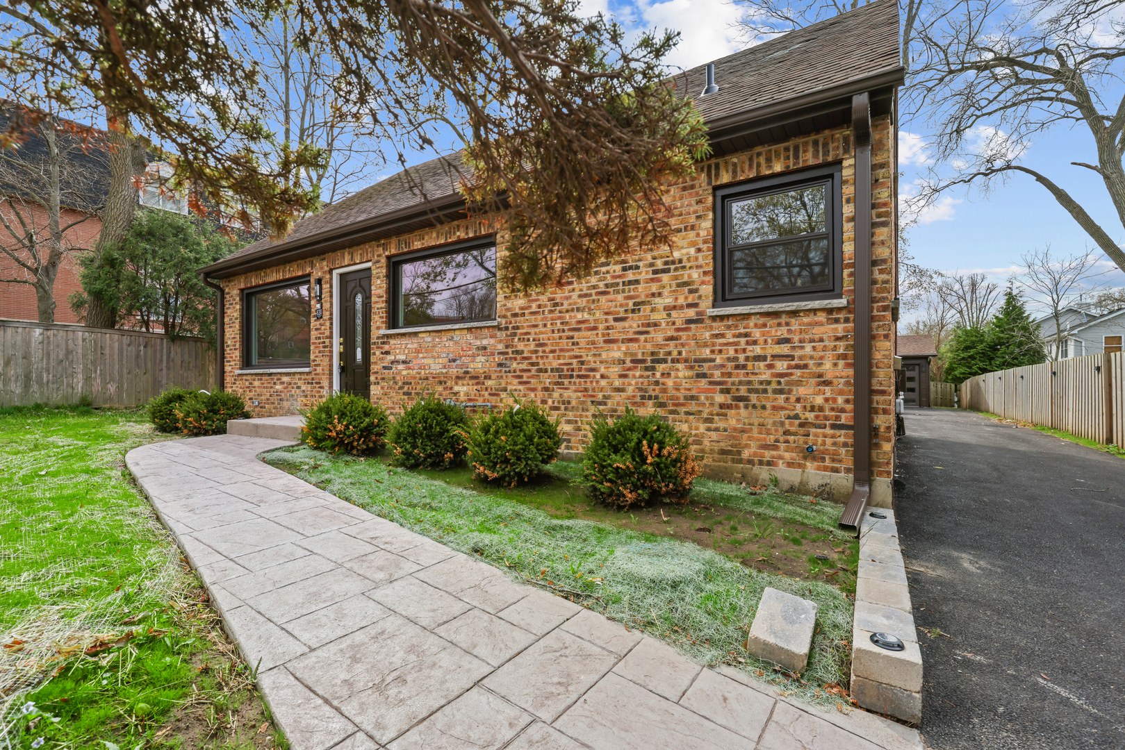 830 Deerfield Road Highland Park, IL 60035 - Photo 5 of 40 a front view of a house with a yard