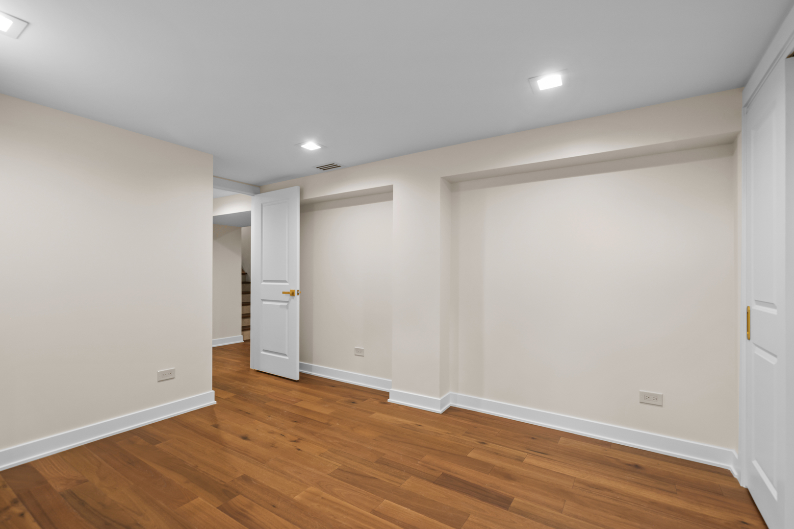 830 Deerfield Road Highland Park, IL 60035 - Photo 9 of 40 a view of an empty room