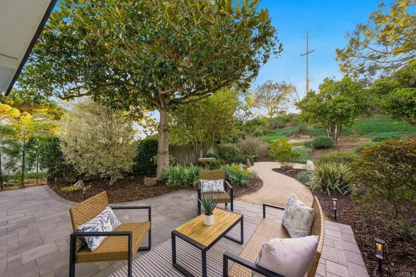 $2,999,888 | 323 Glencrest Drive, Solana Beach, CA 92075