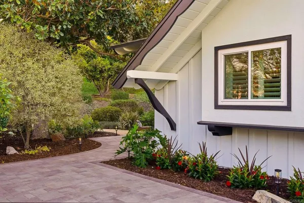 $2,999,888 | 323 Glencrest Drive, Solana Beach, CA 92075