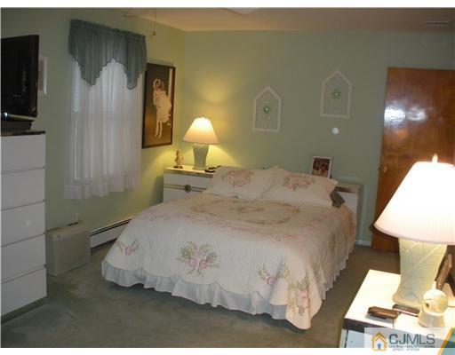 43 Cambridge Road Edison, NJ 08817 - Photo 11 of 21 a bedroom with a bed and a lamp
