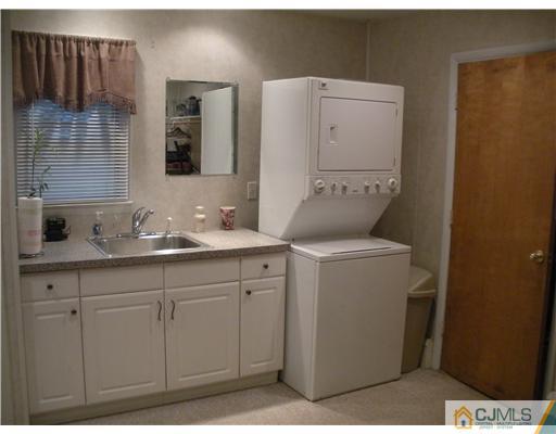 43 Cambridge Road Edison, NJ 08817 - Photo 15 of 21 a utility room with dryer and washer