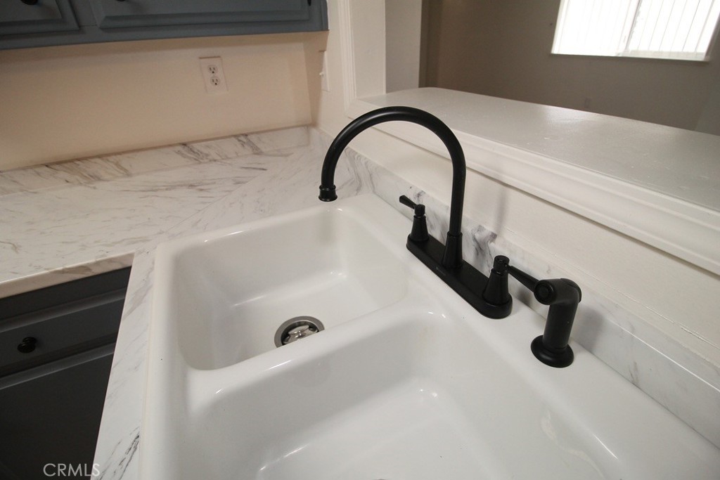 700 Arbor Way Barstow, CA 92311 - Photo 12 of 37 a bathroom with a bathtub