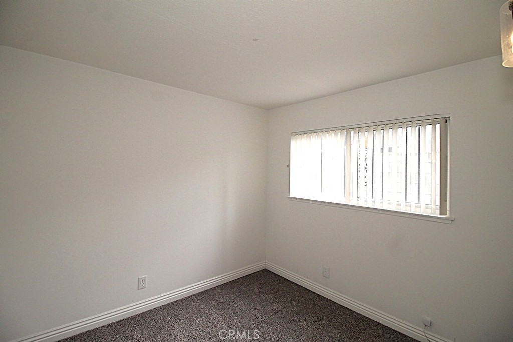 700 Arbor Way Barstow, CA 92311 - Photo 21 of 37 an empty room with a window