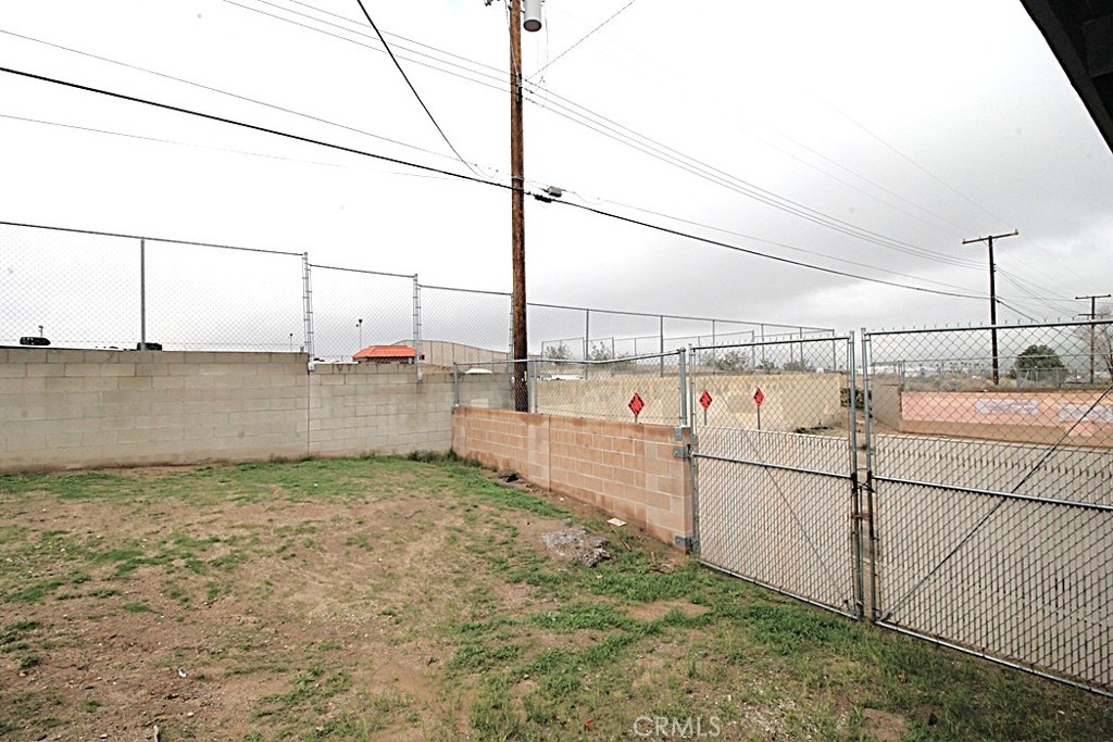 700 Arbor Way Barstow, CA 92311 - Photo 29 of 37 a view of a outdoor space