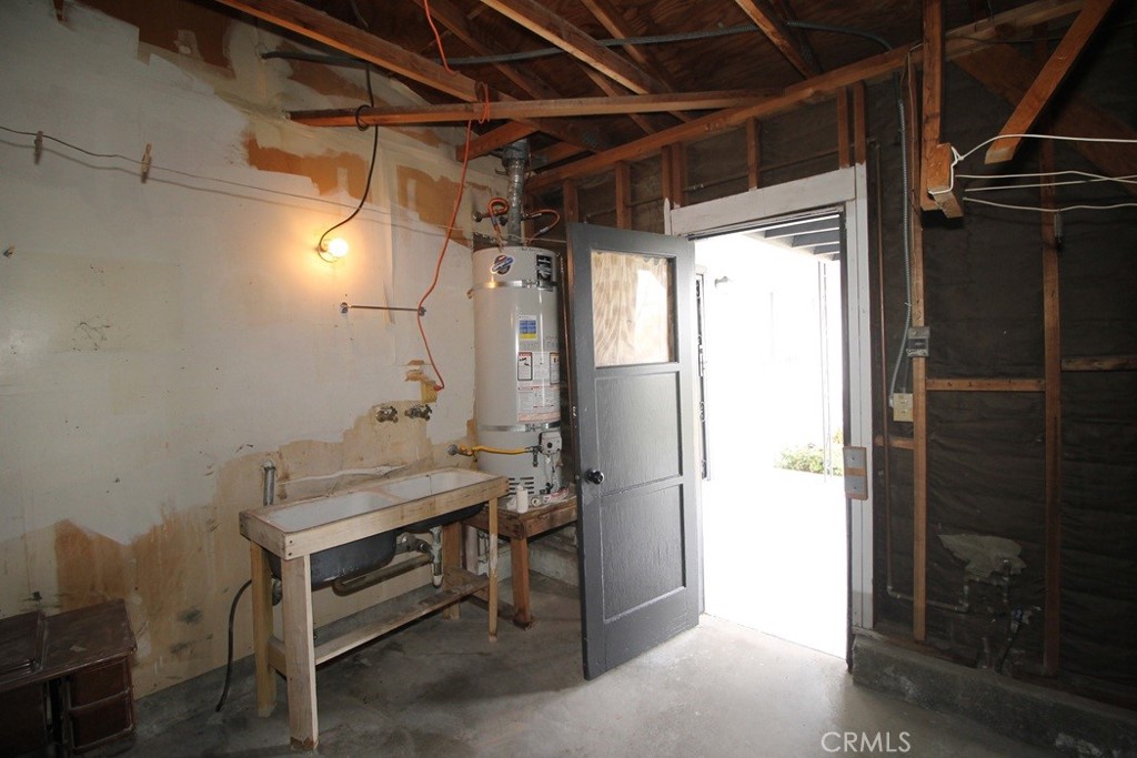 700 Arbor Way Barstow, CA 92311 - Photo 37 of 37 a utility room with dryer and washer