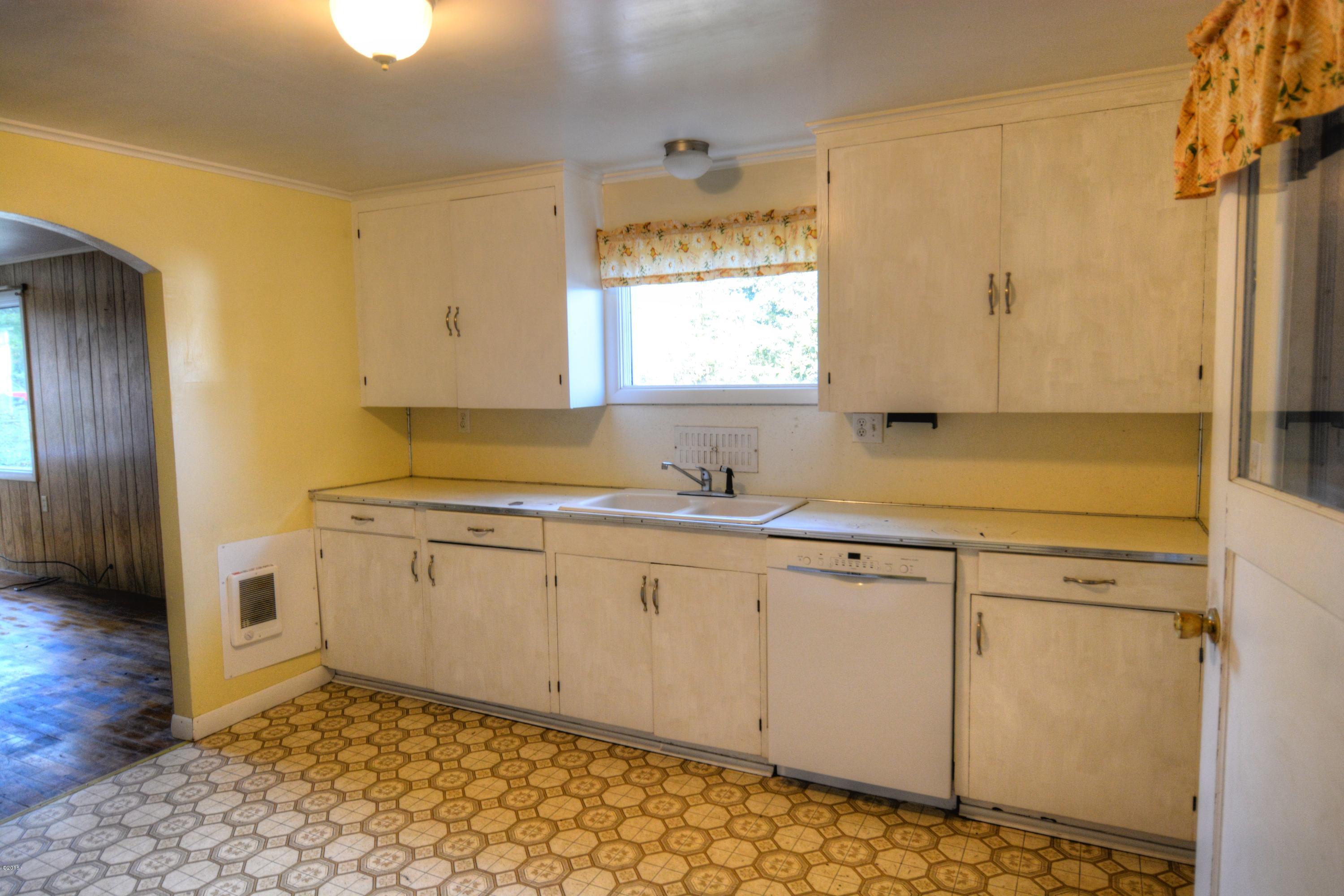 406 Elk City Road Toledo, OR 97391 - Photo 6 of 14 Kitche.