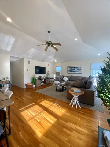 $4,300 | 641 East Olive Street, Unit UPPR, Long Beach, NY 11561