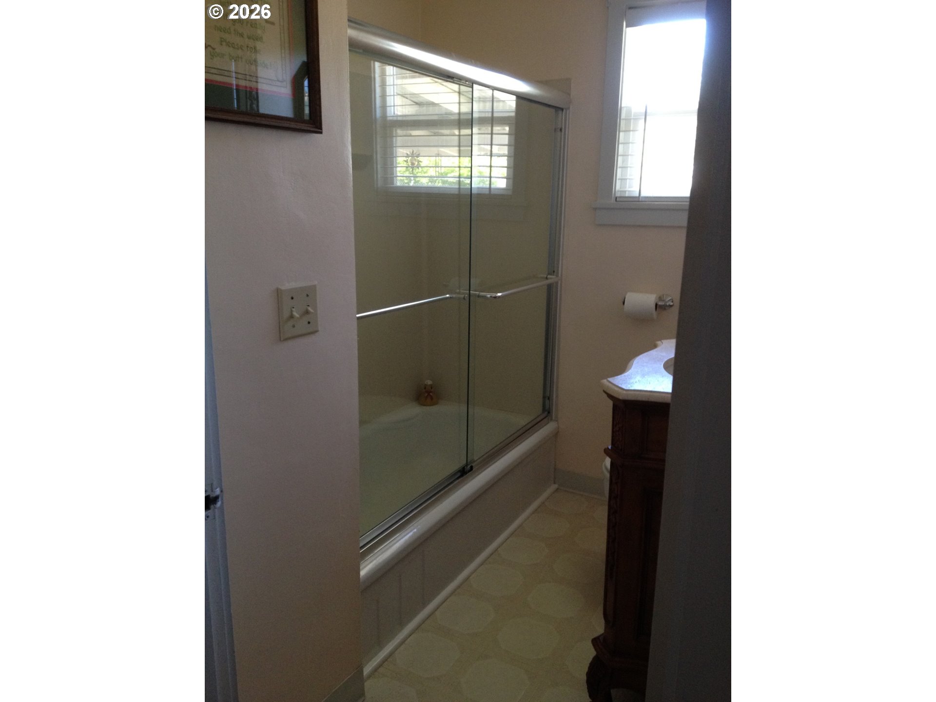 273 Crest Drive Myrtle Creek, OR 97457 - Photo 18 of 28 a bathroom with a shower