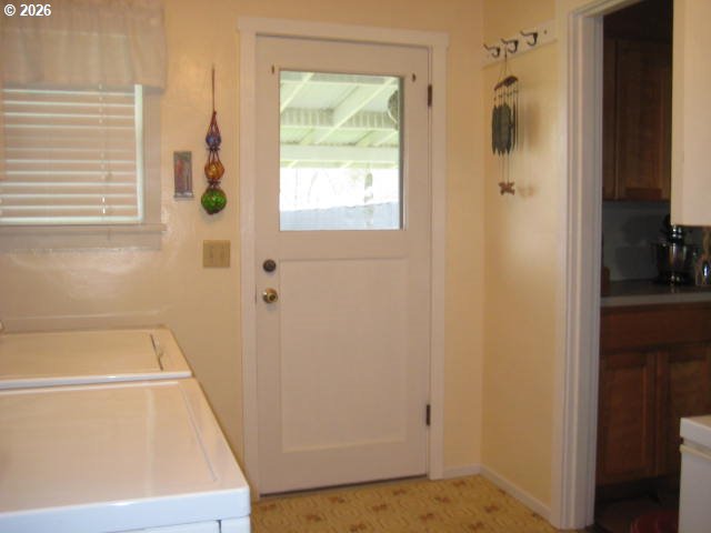 273 Crest Drive Myrtle Creek, OR 97457 - Photo 19 of 28 a bathroom with a tub