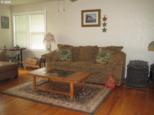 273 Crest Drive Myrtle Creek, OR 97457 - Photo 9 of 28 a living room with furniture