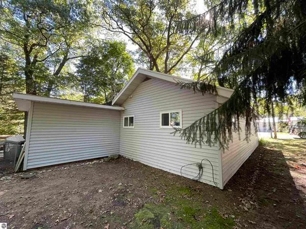 $90,000 | 17068 7th Street, Wellston, MI 49689