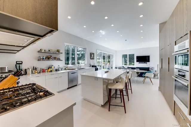 $4,295,000 | 70 Cove Hollow Road, East Hampton, NY 11937