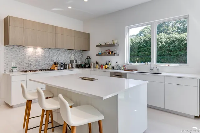 $4,295,000 | 70 Cove Hollow Road, East Hampton, NY 11937