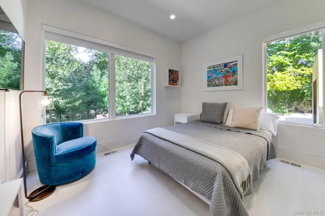 $4,295,000 | 70 Cove Hollow Road, East Hampton, NY 11937