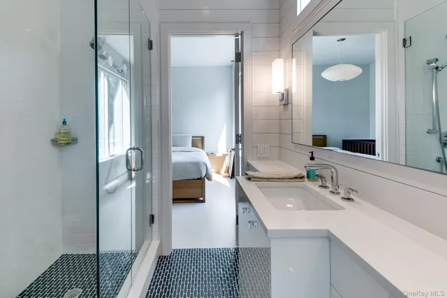 $4,295,000 | 70 Cove Hollow Road, East Hampton, NY 11937