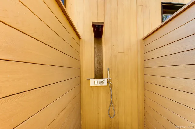 $4,295,000 | 70 Cove Hollow Road, East Hampton, NY 11937