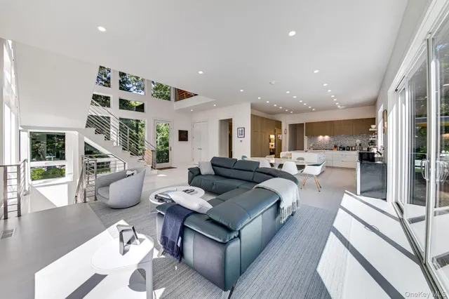 $4,295,000 | 70 Cove Hollow Road, East Hampton, NY 11937