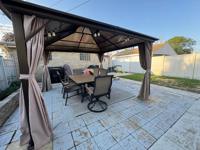 a view of sitting area in the back of a house