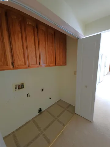 a view of utility room