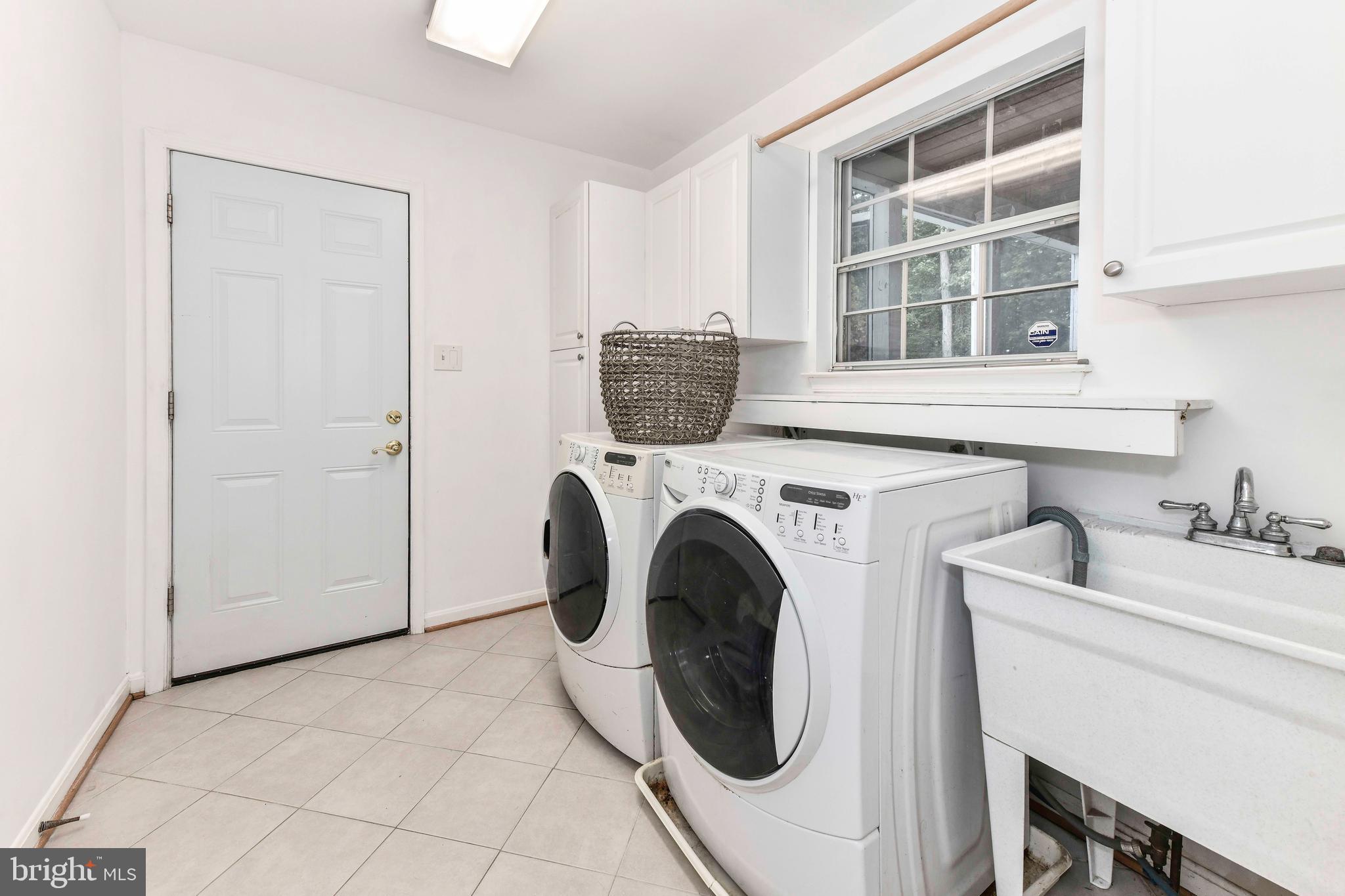 5500 Hampton Forest Way Clifton, VA 20124 - Photo 20 of 49 a utility room with dryer and washer