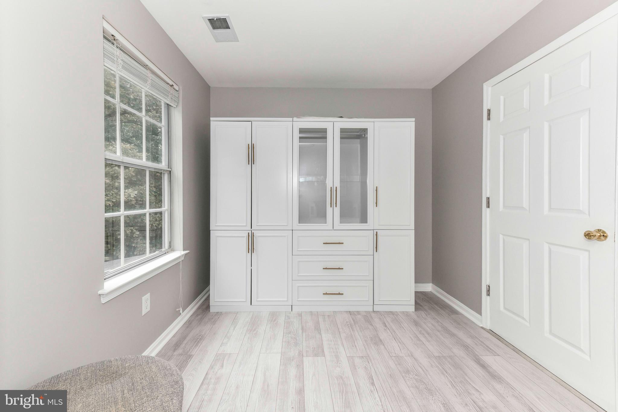 5500 Hampton Forest Way Clifton, VA 20124 - Photo 26 of 49 an empty room with windows