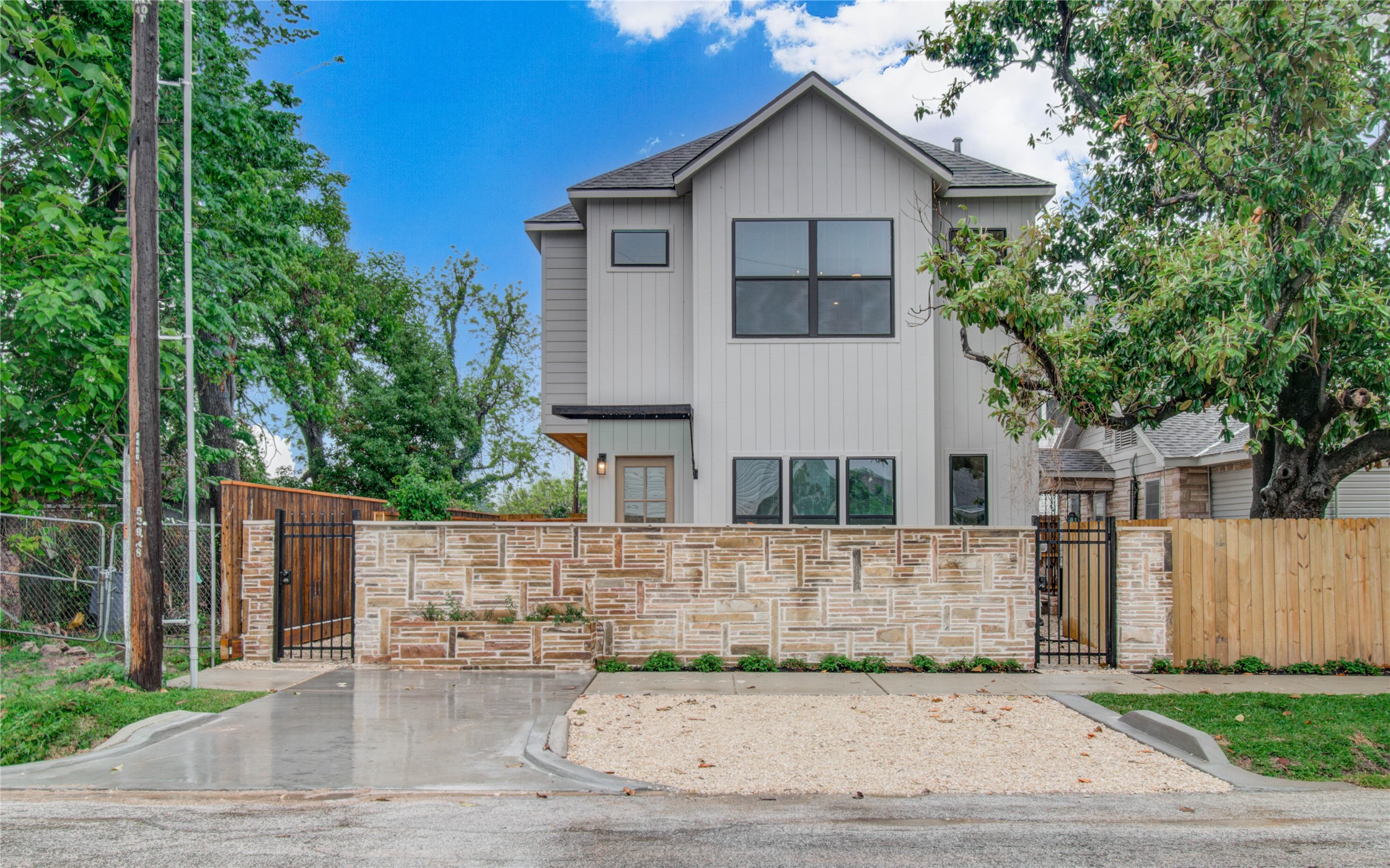 4603 Edison Street, Unit A Houston, TX 77009 - Photo 20 of 23 front view of a house with a yard