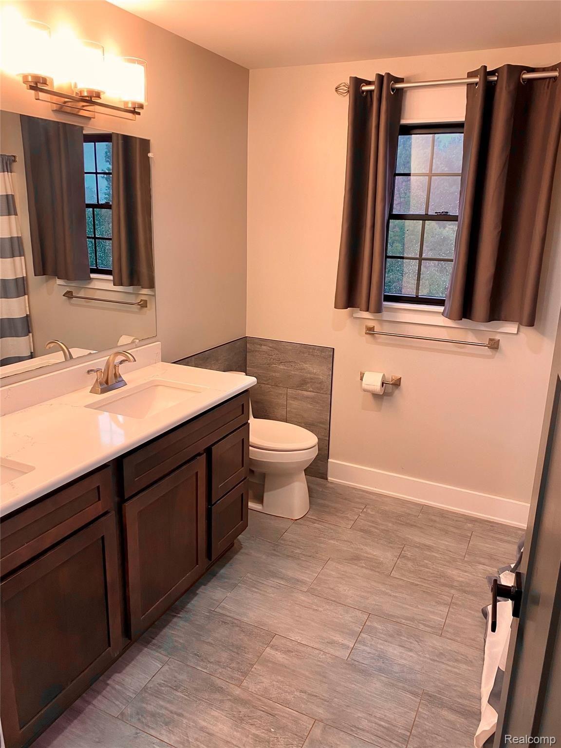 568 South Elba Road Lapeer, MI 48446 - Photo 25 of 43 Upstairs bathroom