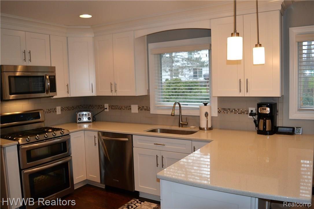 981 Hemlock Drive Rochester, MI 48307 - Photo 9 of 40 8-Kitchen.JPG