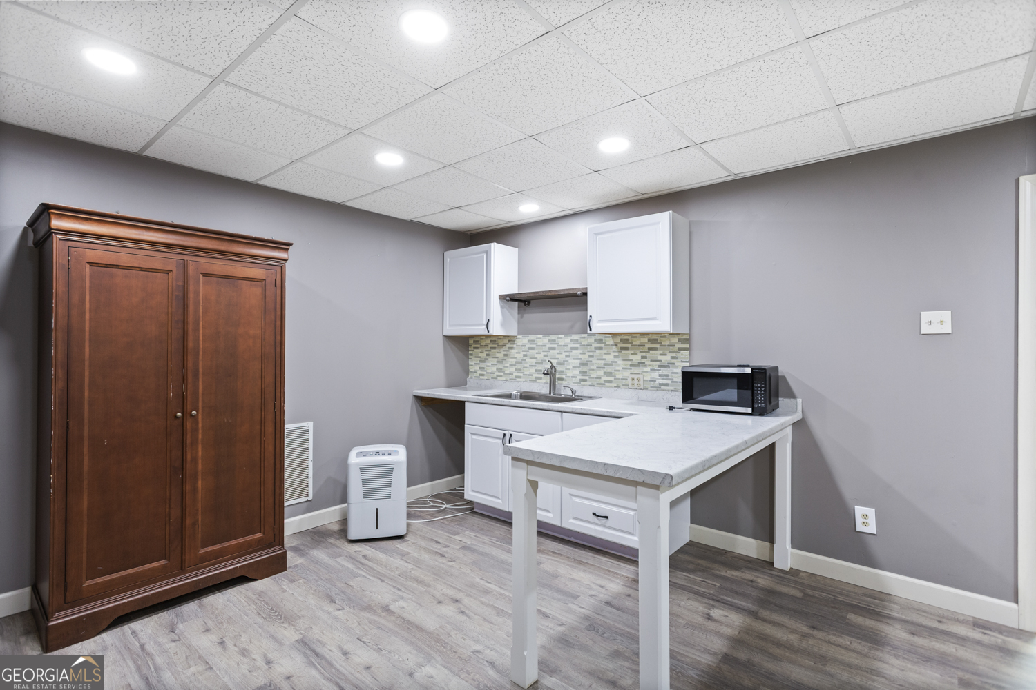 73 Ridgeview Heights Toccoa, GA 30577 - Photo 47 of 67 a large kitchen with a table and chairs in it