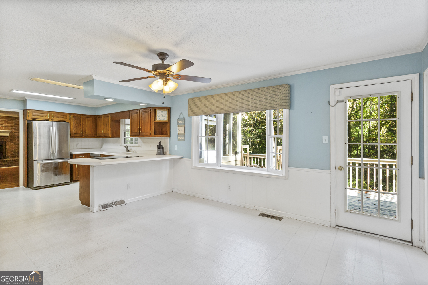 73 Ridgeview Heights Toccoa, GA 30577 - Photo 5 of 67 a view of an empty room with a window
